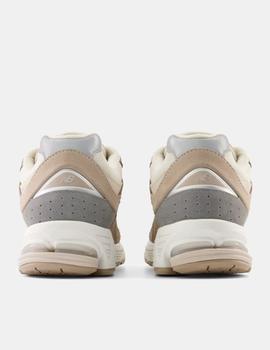 Zapatilla Beige de mujer New Balance M2002RSI